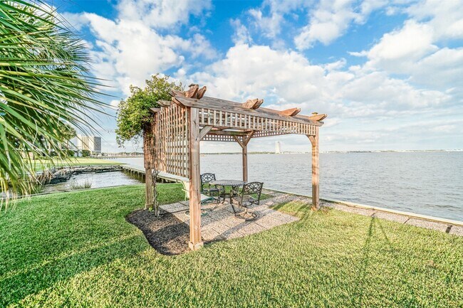 Building Photo - 351 Lakeside Ln