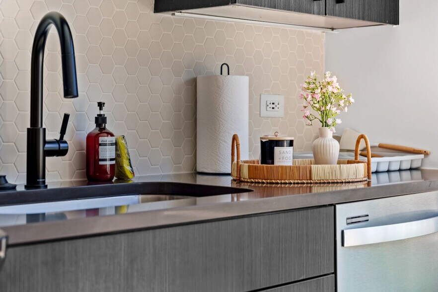 Building Photo - 617 N 12th St