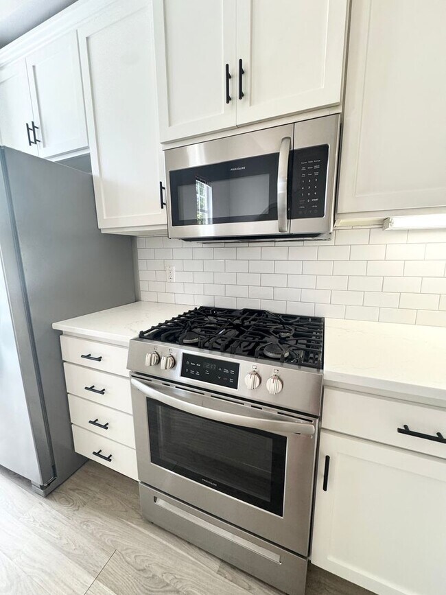 Building Photo - Spacious is Aqua Highlands one bedroom plu...