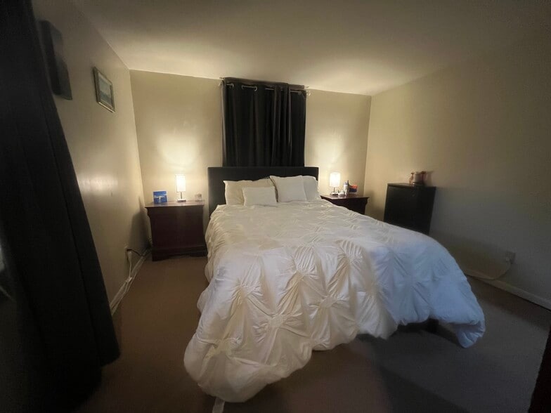 Master Bedroom - 48 Dawn St