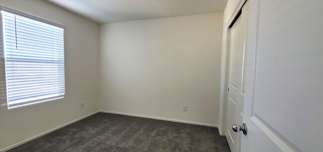 Building Photo - LIKE BRAND NEW AND BEAUTIFUL! 3 BEDROOMS, 2.5 BATHS