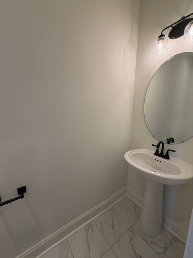 Building Photo - Maryville 37803 - 4 bedroom 3.5 bath - call Ed Johnson 865-924-5045