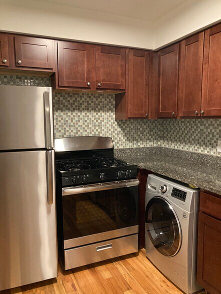 Building Photo - 696 Elm Pl