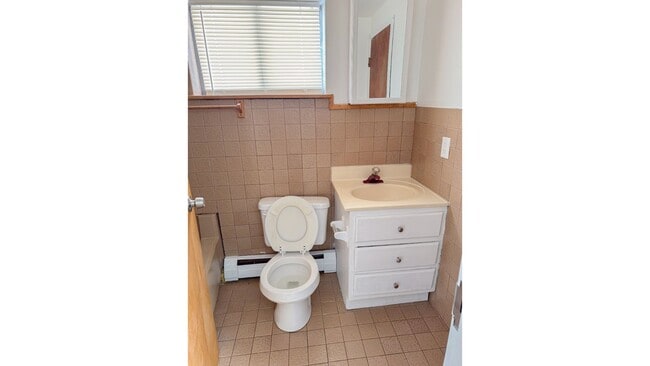 Building Photo - 3bed/3bath Renovated Townhome with Garage (Heat Included)