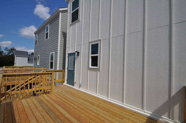 Building Photo - 2035 S Florida Way