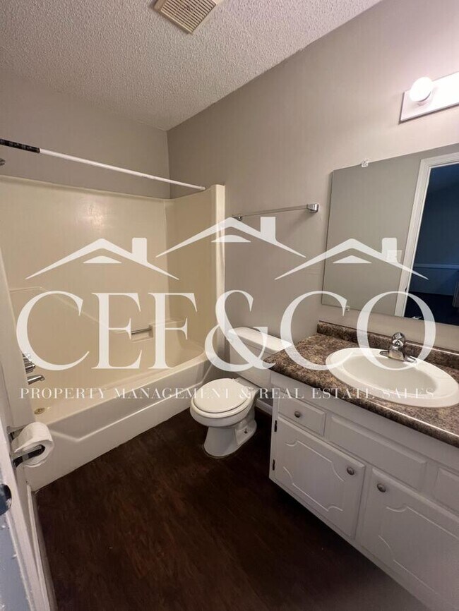 Building Photo - Upstairs Studio apartment available in Spa...