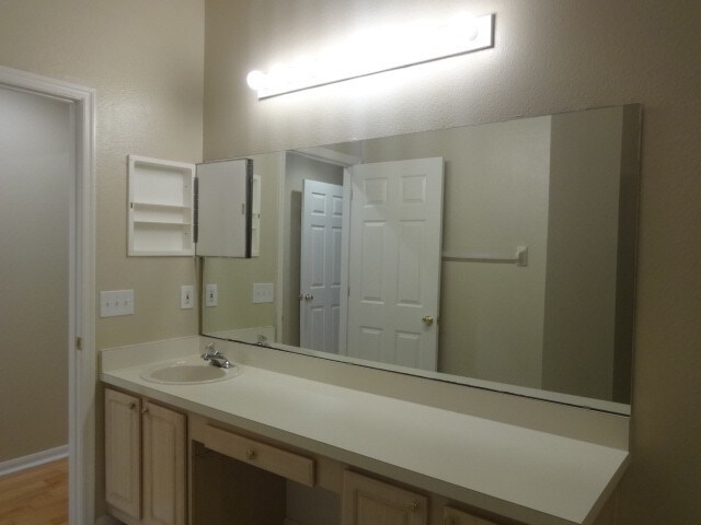 Building Photo - 1040 Pineview Ct