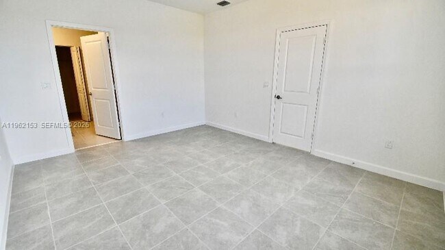 Building Photo - 4949 Peacock Wy