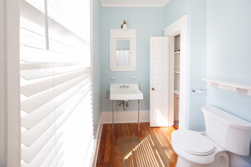 Upstairs Bathroom - 1014 Shepherd St