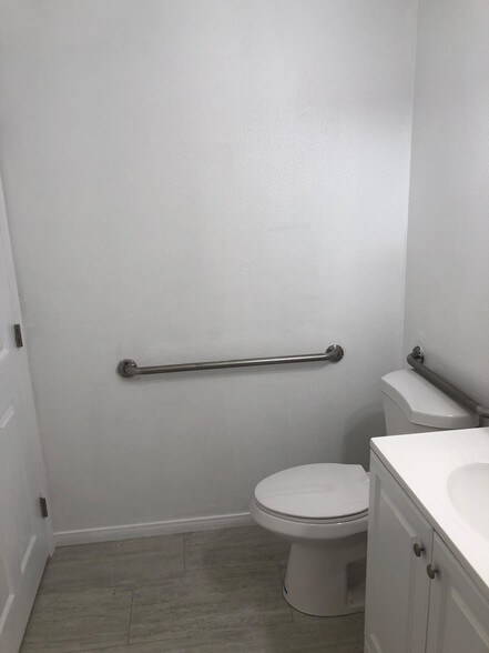 toilet - 1132 N Loma Vista Dr