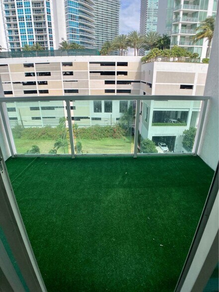 Building Photo - 500 NE 29th St