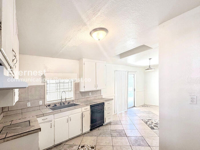 Building Photo - 2740 Teresa Dr