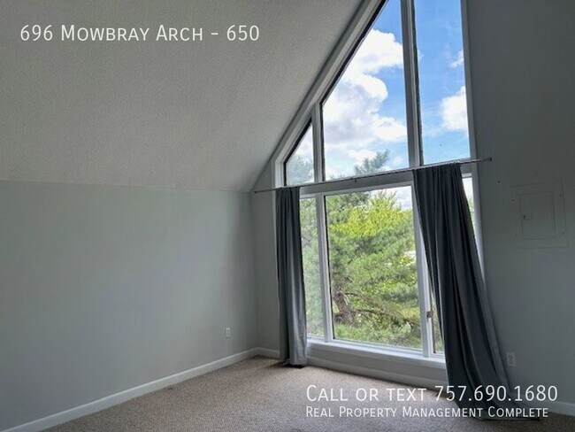 Building Photo - 1 bedroom, 1 bath, 960 SF apartment locate...