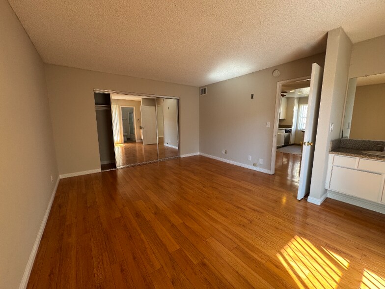 Building Photo - 626 E Verdugo Ave
