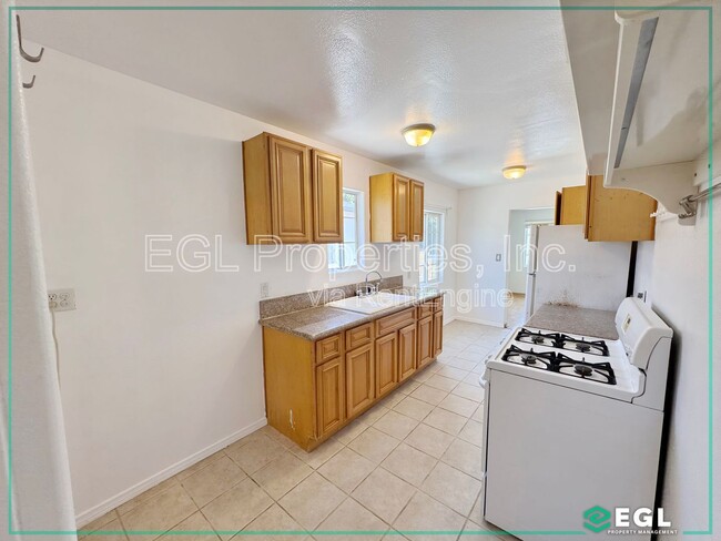 Building Photo - 837 Rose Ave