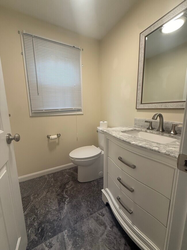 Building Photo - 303 Twin Lakes Dr