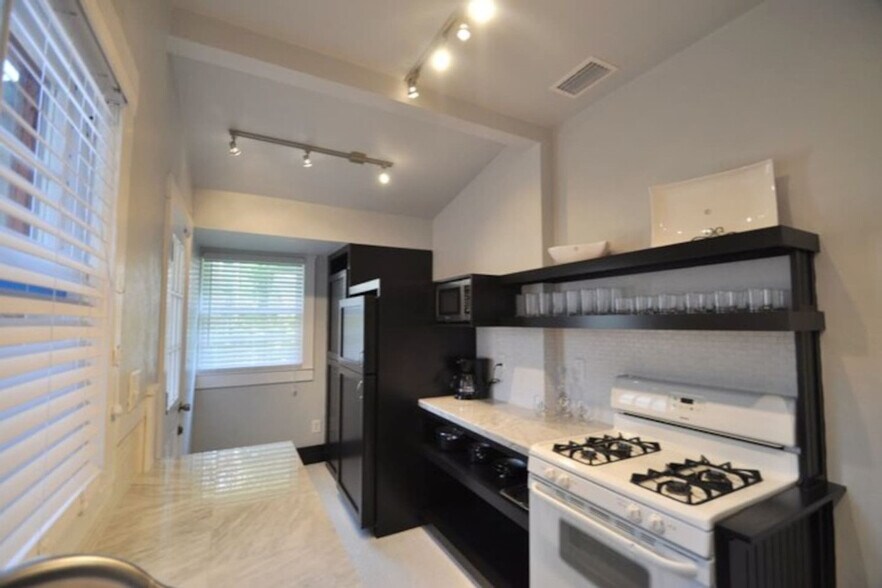 Building Photo - 408 NE 3rd Ave