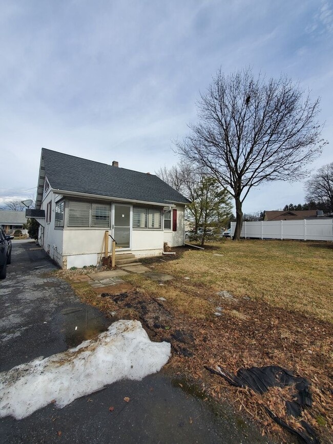 Building Photo - Single Family 3 Bedroom Home For Rent in Emmaus