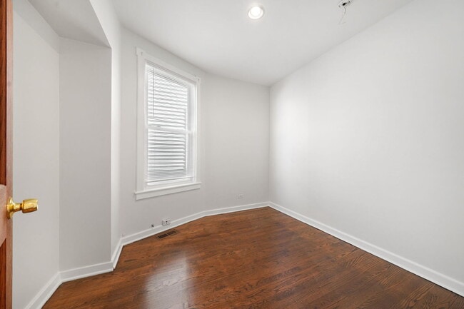 Building Photo - 7250 N Rogers Ave