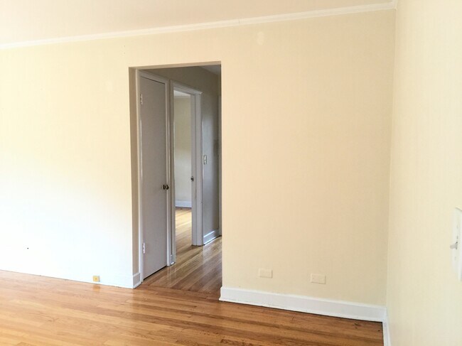 Building Photo - 835 Mulford-G