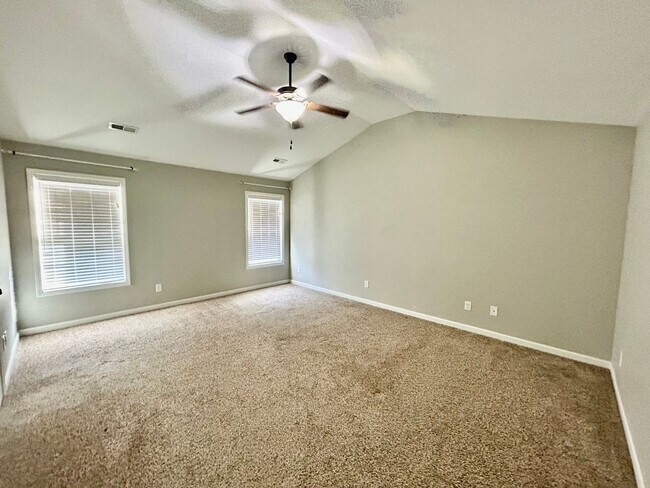 Building Photo - Three bedroom with finished basement in Hamburg!