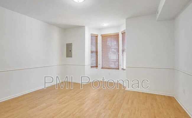 Building Photo - 729 10th St NE