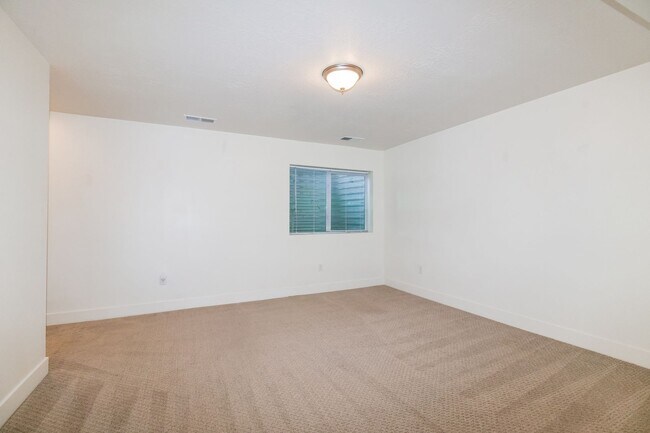 Building Photo - Modern 3 Bed, 2.5 Bath Pet-Friendly Home w...