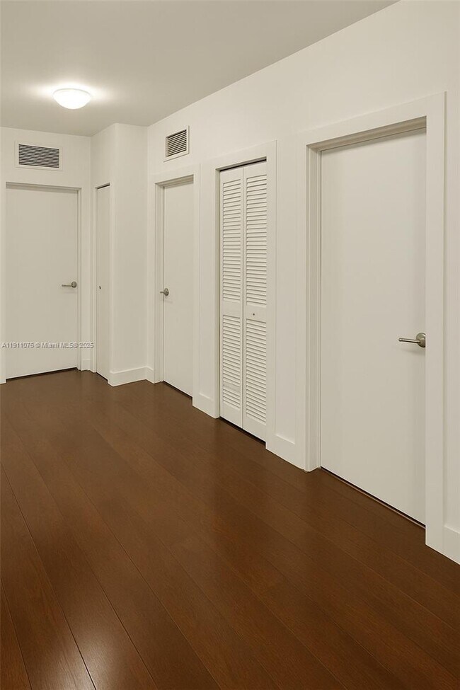 Building Photo - 6846 NW 103rd Ave