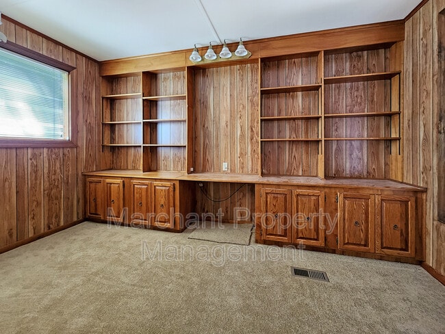 Building Photo - 121 Rockwood Dr