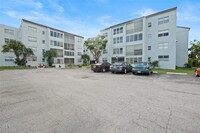 Building Photo - 2850 Somerset Dr