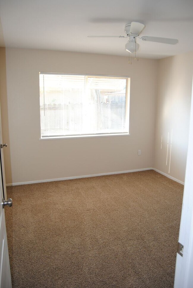 Building Photo - 5701 Daggett Ave