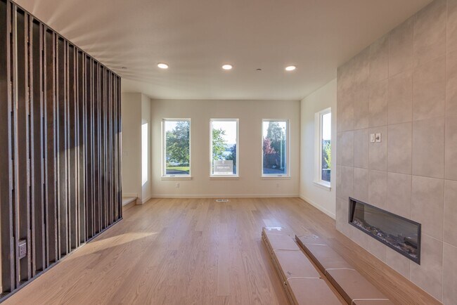 Building Photo - Riverside Townhomes - Waterfront Living in...
