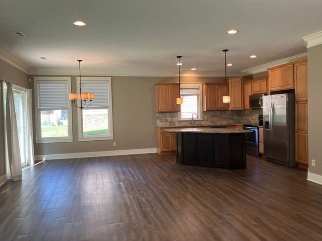 Building Photo - Beautiful 3 bedroom 2 1/2 bath home