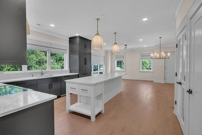 Building Photo - Beautiful 2BR/2BA top-floor end unit!