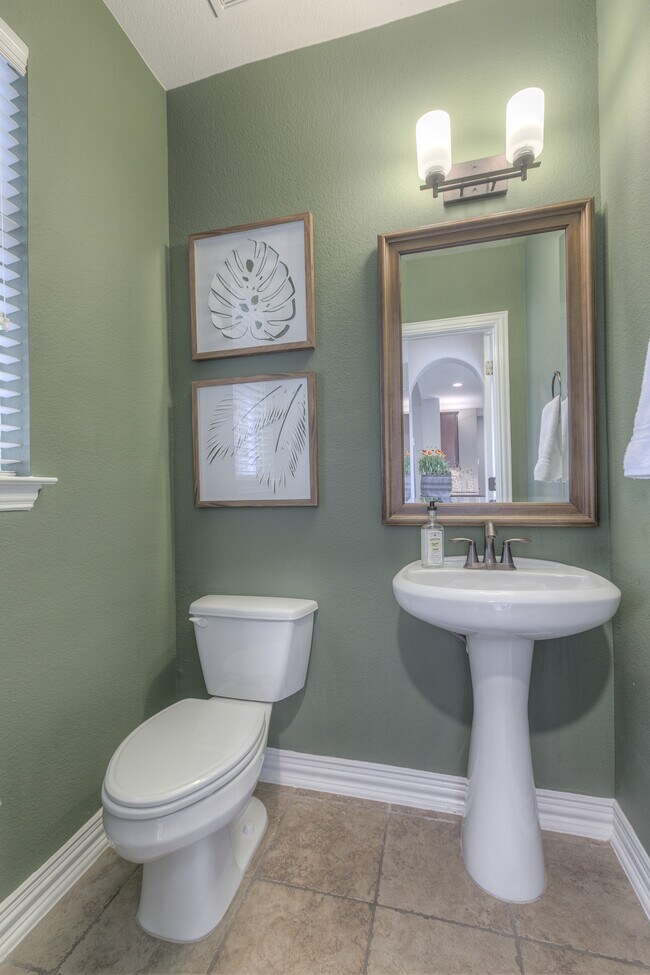 Guest bathroom - 323 Arbor Ridge Ln