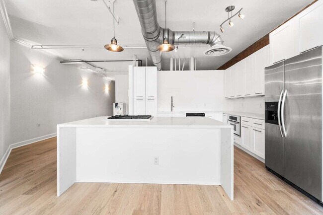 Building Photo - $2,350.00 - 1 Bed 1 Bath Condo with Centra...