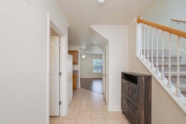 Building Photo - 2 Bedroom Townhouse in Crestview!