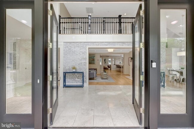 Building Photo - 2850 Rosemary Ln