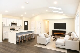 Building Photo - 19 Primrose Ave W