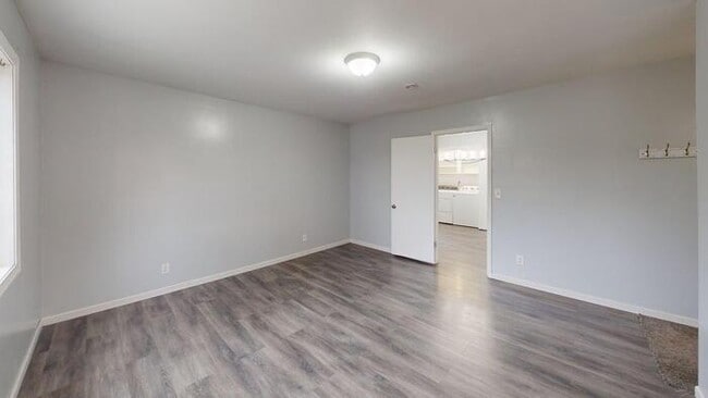 Building Photo - 905 Lincoln Ave