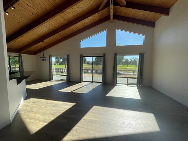 Building Photo - 3 Bed 3 Bath Ridgemark Home - Golf Course ...