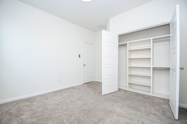 Building Photo - 3043 Kastania Ln