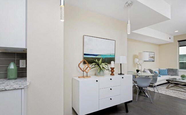 Building Photo - Modern 2 Bedroom, 2.5 Bath Townhome in Cit...