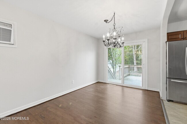 Building Photo - 536 River Dr