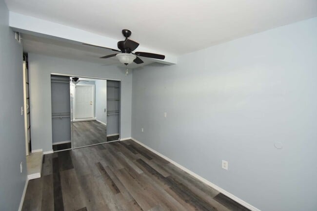 Building Photo - 403 N Oleander Ave