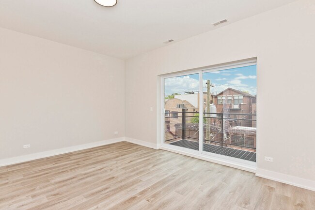 Building Photo - 2725 N Ashland Ave