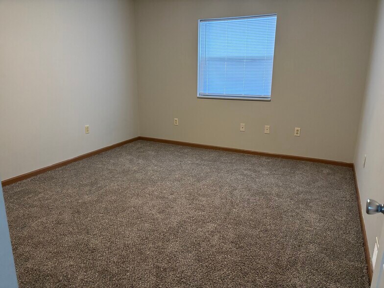 Building Photo - 4937 N River Rd