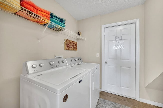 Building Photo - 8538 Sunrise Key Dr