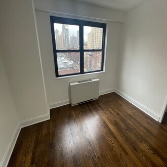 Building Photo - 405 E 88th St