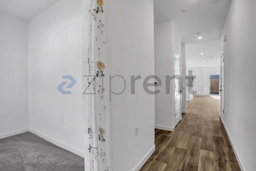 Building Photo - Unit